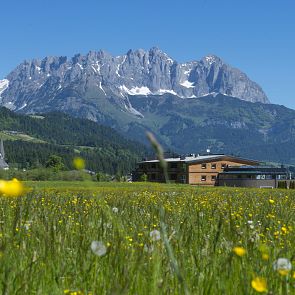 Inmitten einer großartigen Gebirgskulisse