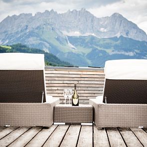 Herrliche Ausblicke auf die gebirgigen Sehenswürdigkeiten der Region